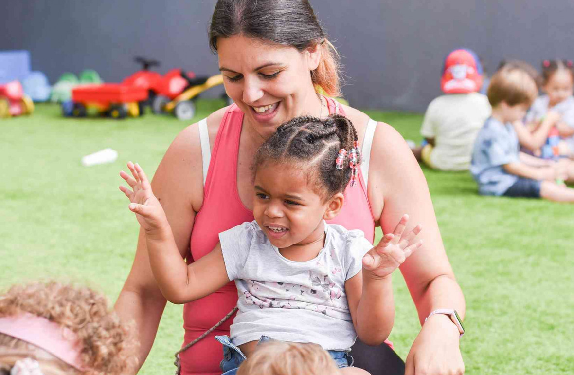 123 - Babilou Vallauris Souvenir Français - professionnelle avec une petite fille