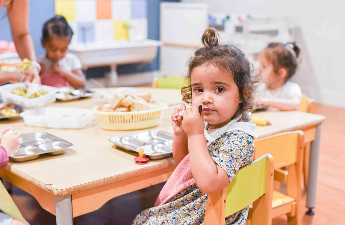 123 - Babilou Vallauris Souvenir Français - petite fille au moment du repas