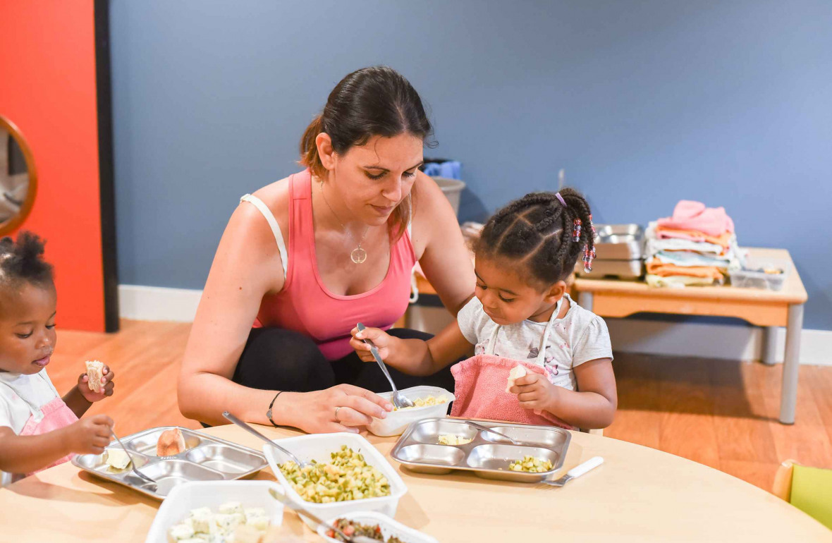 123 - Babilou Vallauris Souvenir Français - professionnelle avec une petite fille pendant le repas