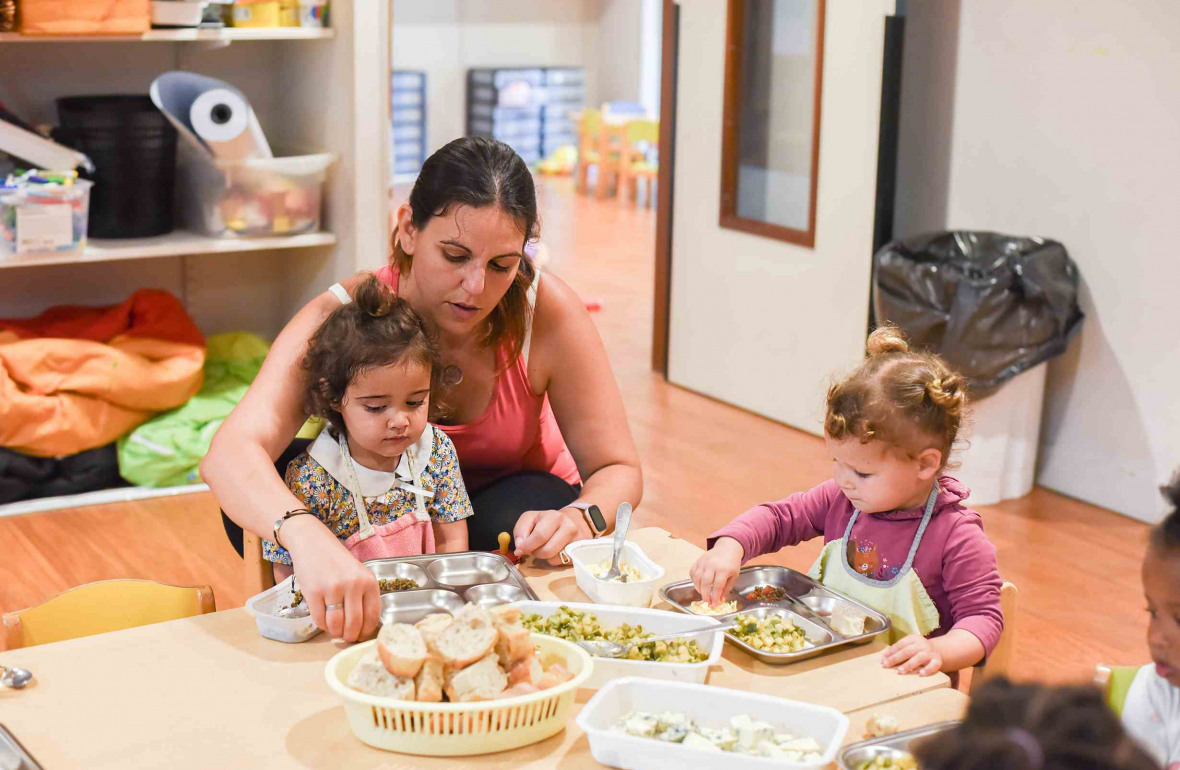 123 - Babilou Vallauris Souvenir Français - groupe d'enfants pendant le repas