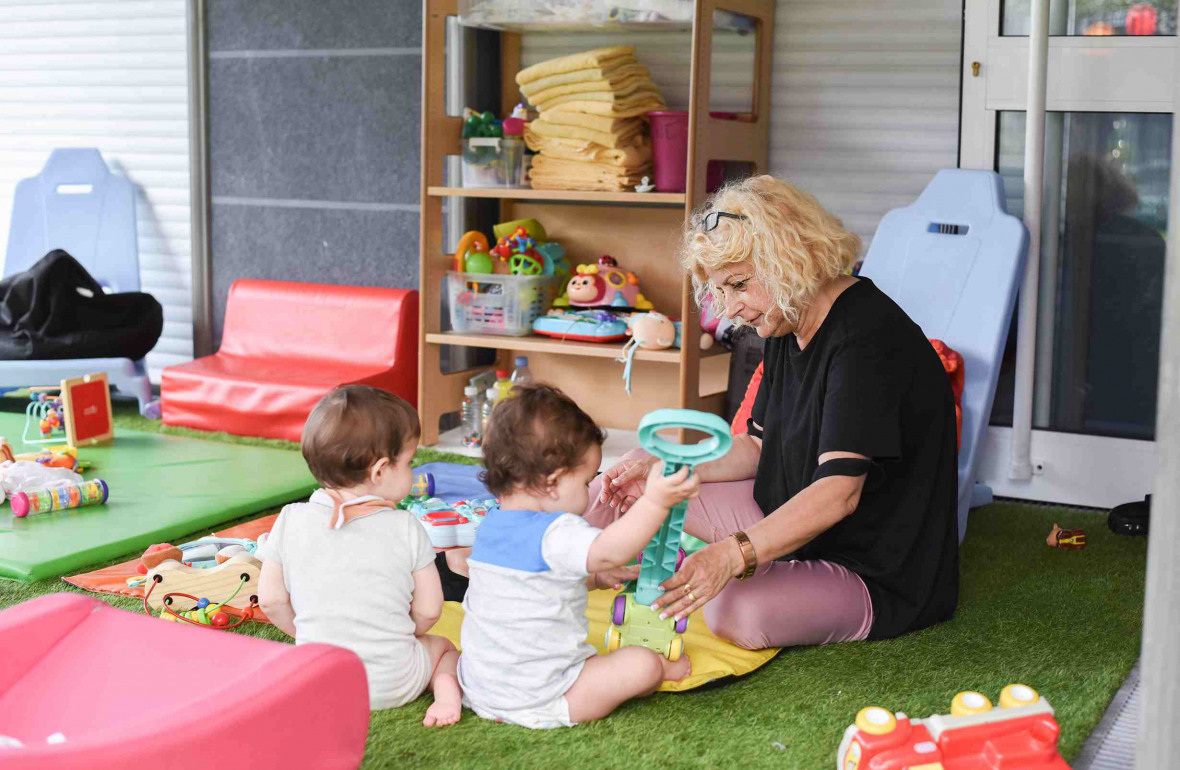 123 - Babilou Vallauris Souvenir Français - enfants avec une professionnelle