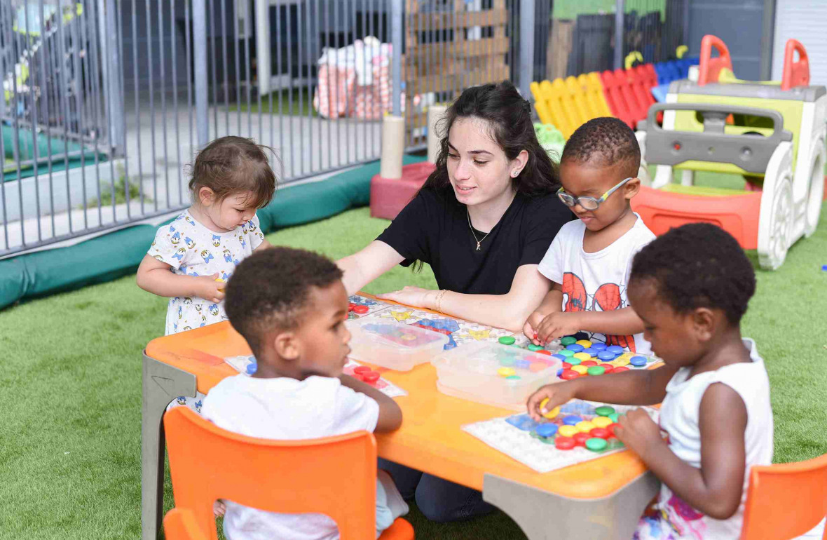 123 - Babilou Vallauris Souvenir Français - groupe d'enfants pendant une activité