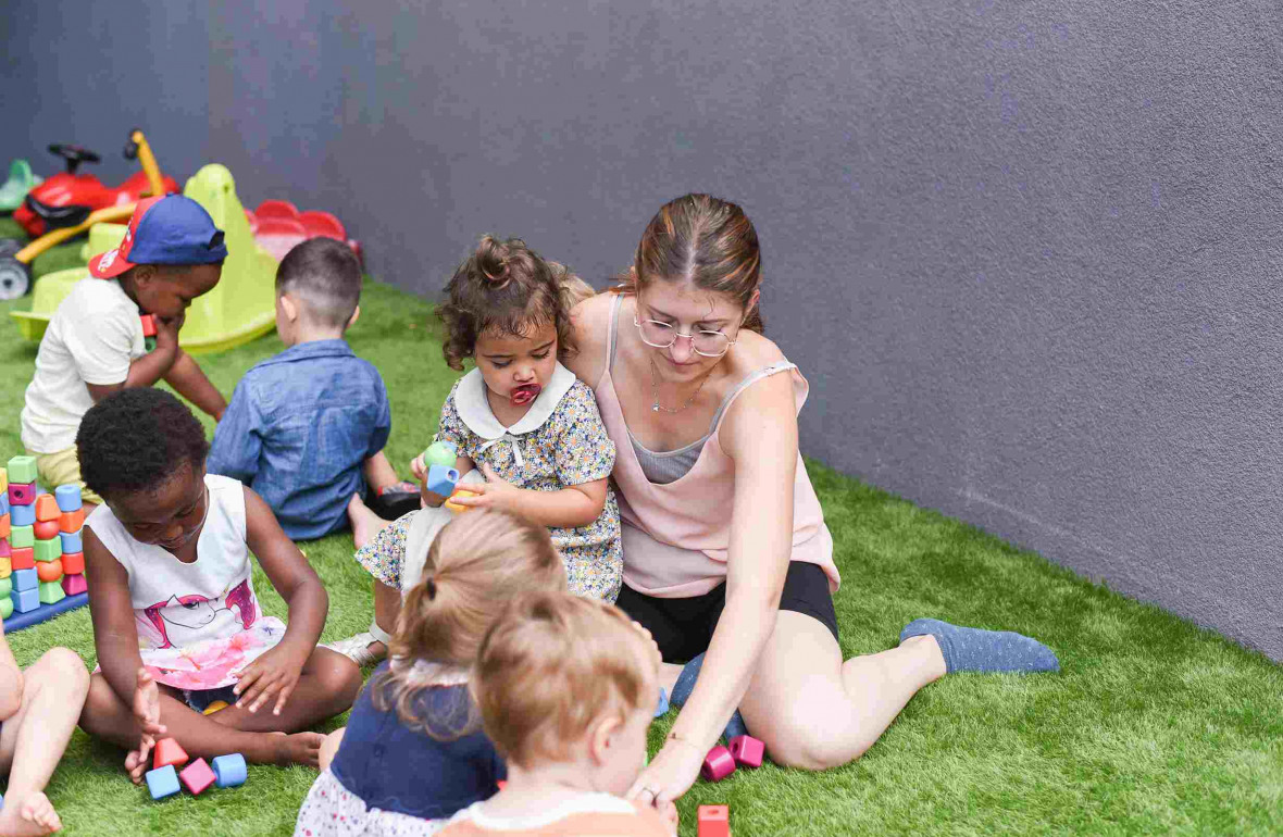 123 - Babilou Vallauris Souvenir Français - groupe d'enfants avec une professionnelle