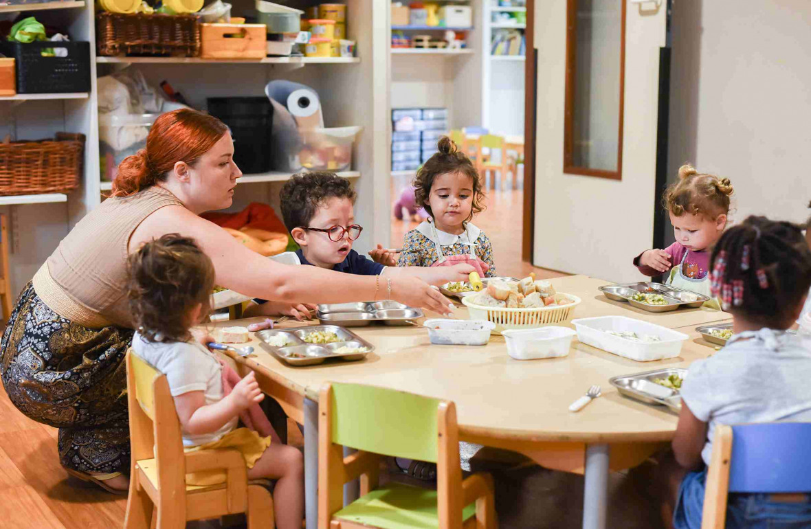 123 - Babilou Vallauris Souvenir Français - groupe d'enfants pendant le repas