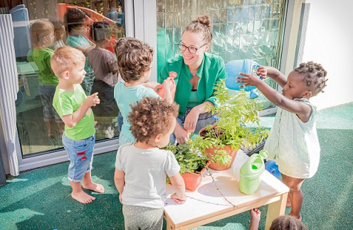 152 - Babilou Les Muraux Foch - groupe d'enfant qui arrosent des plantes