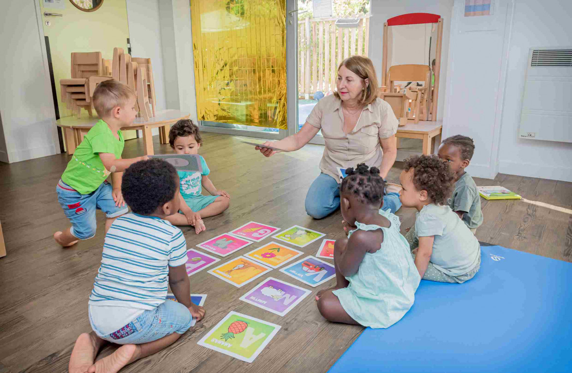 152 - Babilou Les Muraux Foch - professionnelle avec un groupe d'enfants