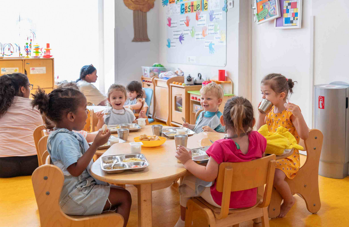 242 - Babilou Nice Meyerbeer - groupe d'enfant pendant le repas