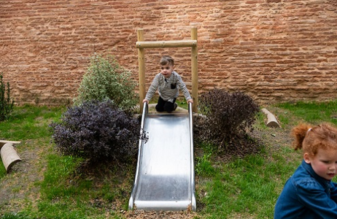 257 - Babilou Toulouse Hauts Murats - petit garçon qui fait du toboggan