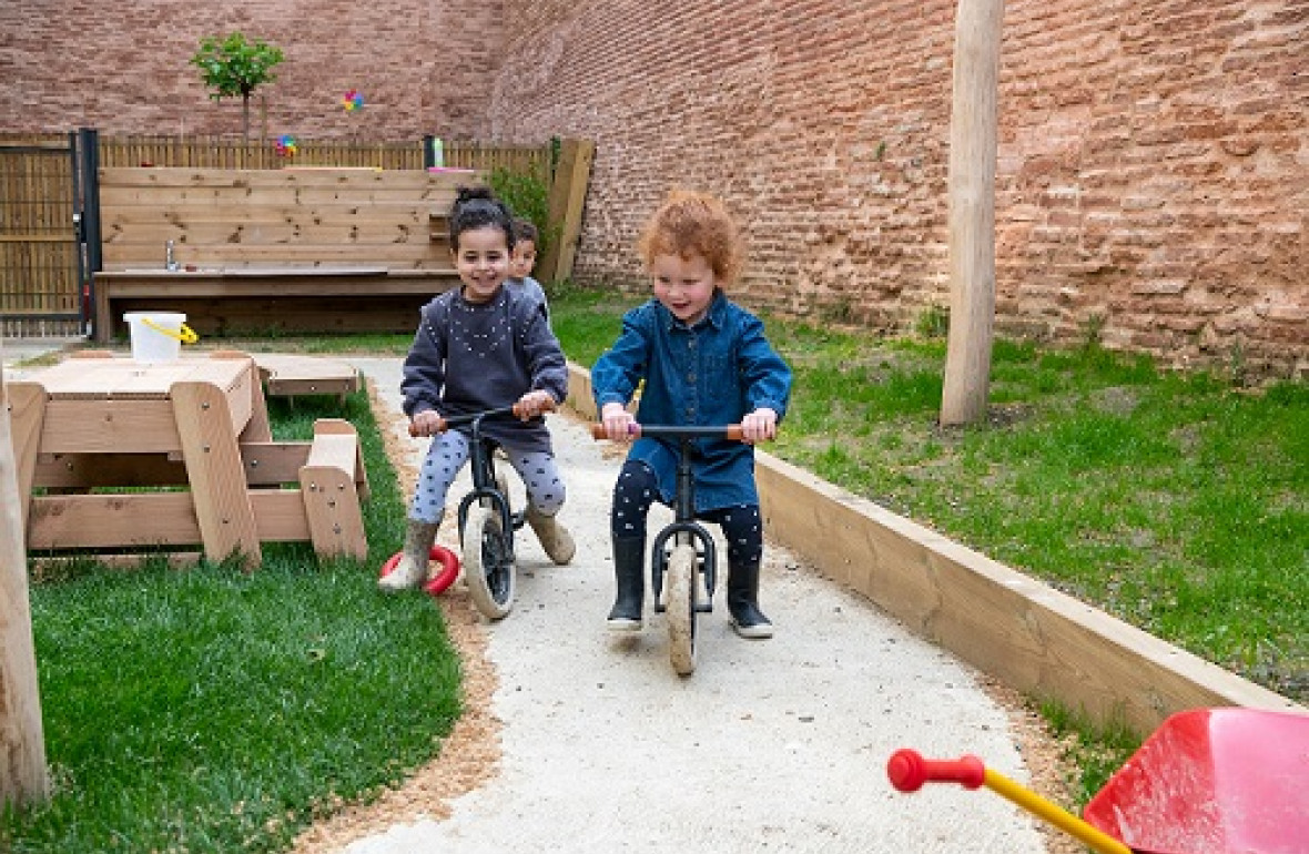 257 - Babilou Toulouse Hauts Murats - deux enfants avec des vélos