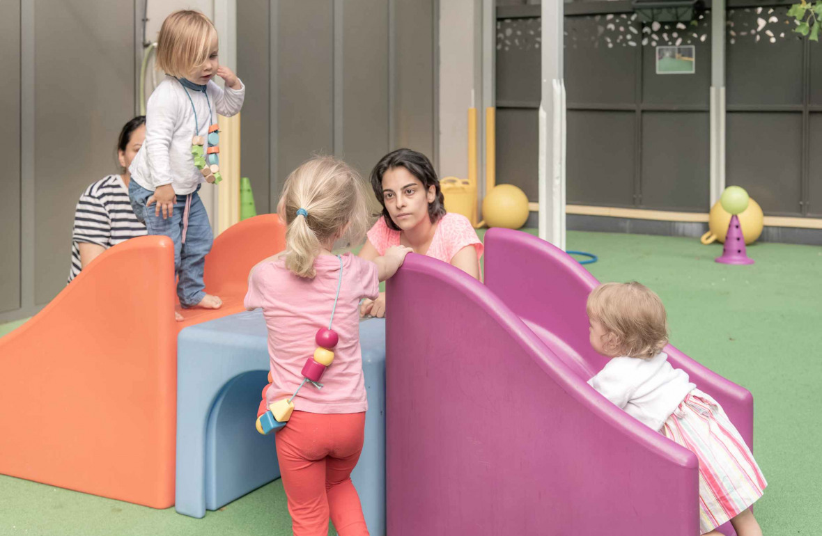 474 - Babilou Clichy Chancé Milly - groupe d'enfants sur une structure de motricité