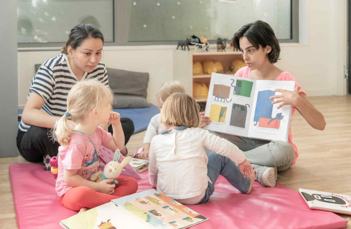 474 - Babilou Clichy Chancé Milly - professionnelle qui lit une histoire aux enfants