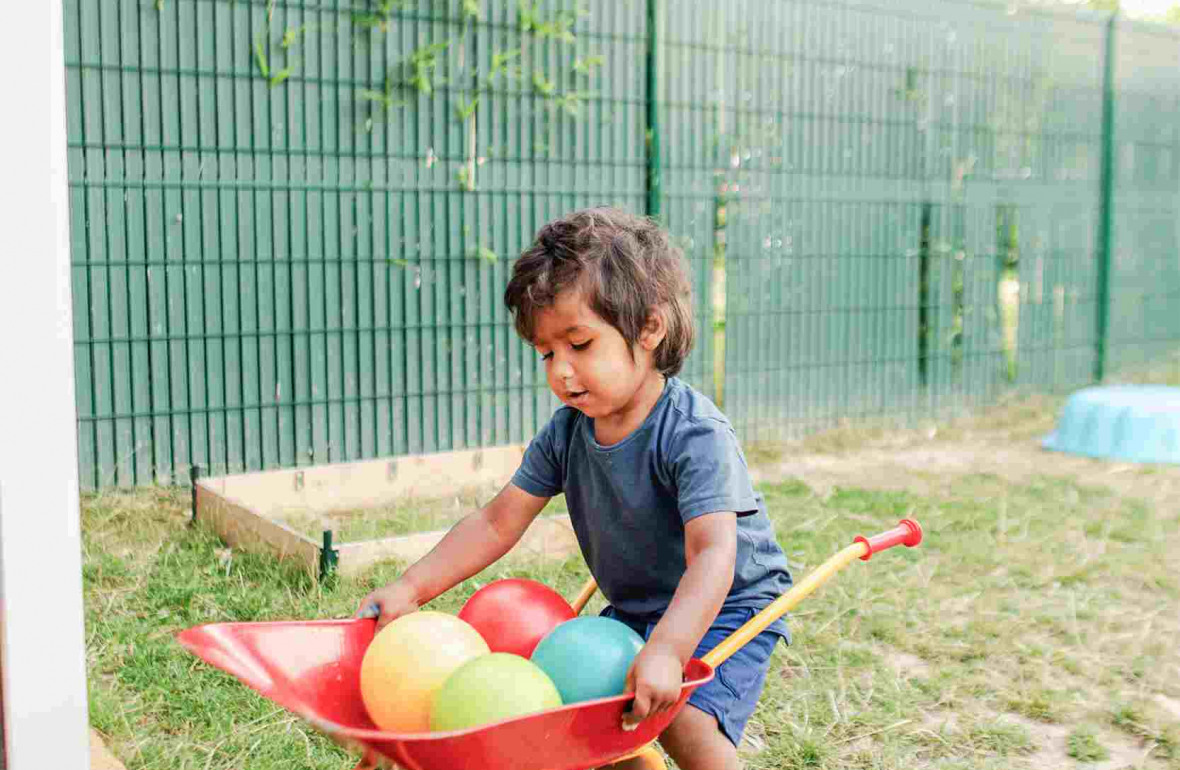 647 - Babilou St-Grégoire Performance - petit garçon dans le jardin