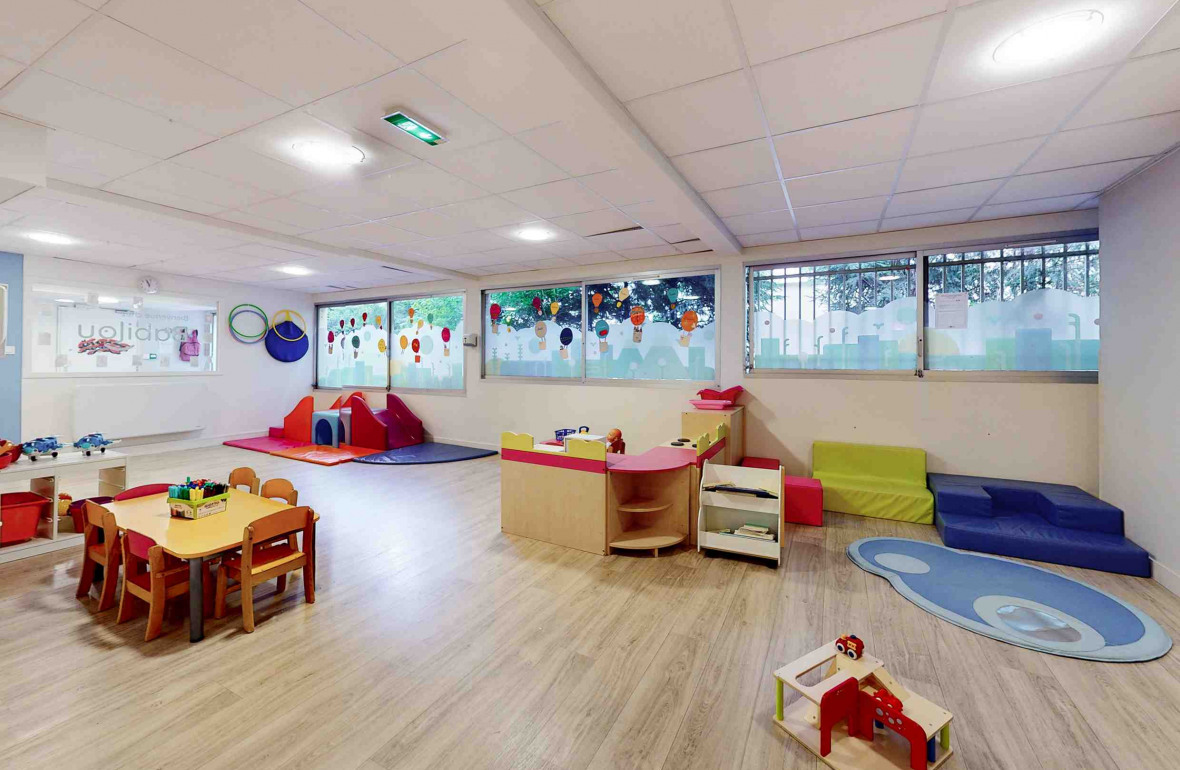 679 - Babilou Paris Cottages - salle de jeux avec différents pôles de jeux