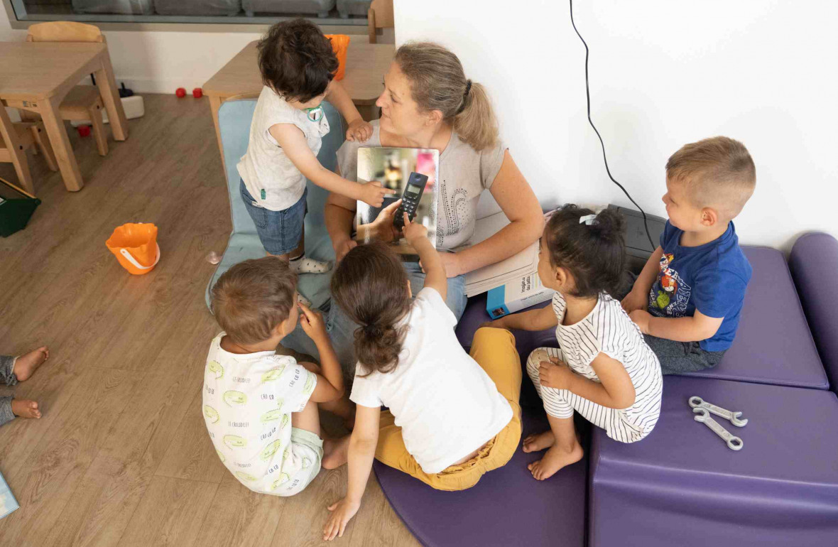 690 - Babilou Cormeilles en Parisis - groupe d'enfants pendant un temps lecture