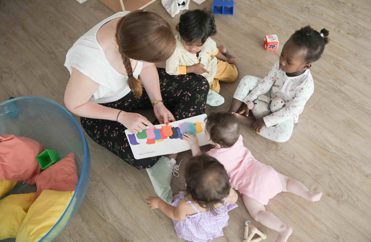 486 - Babilou Paris Montparnasse un pro racontant une histoire à quatre enfants