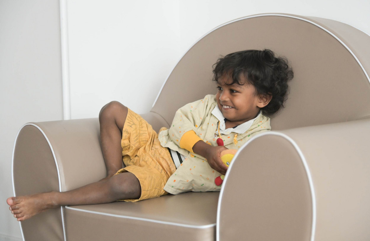 486 - Babilou Paris Montparnasse un petit garçon dans un fauteuil