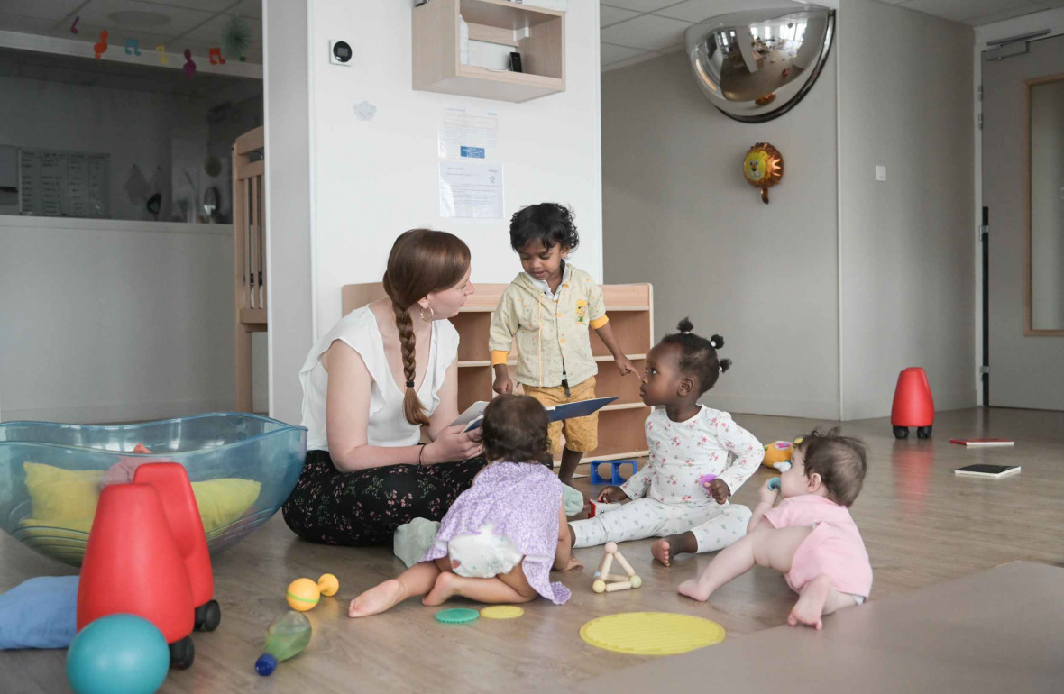 486 - Babilou Paris Montparnasse un pro racontant une histoire à quatre enfants