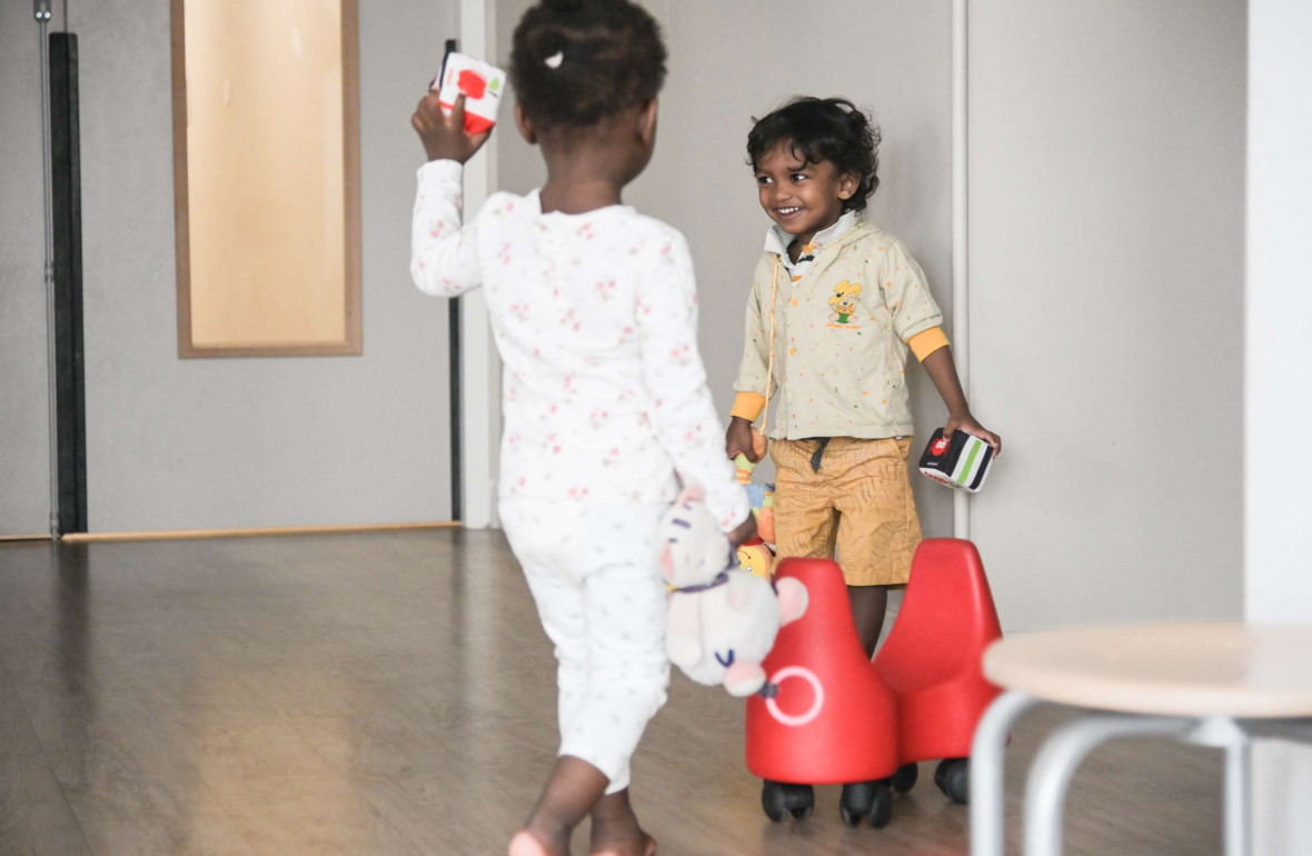 486 - Babilou Paris Montparnasse deux enfants entrain de jouer ensemble