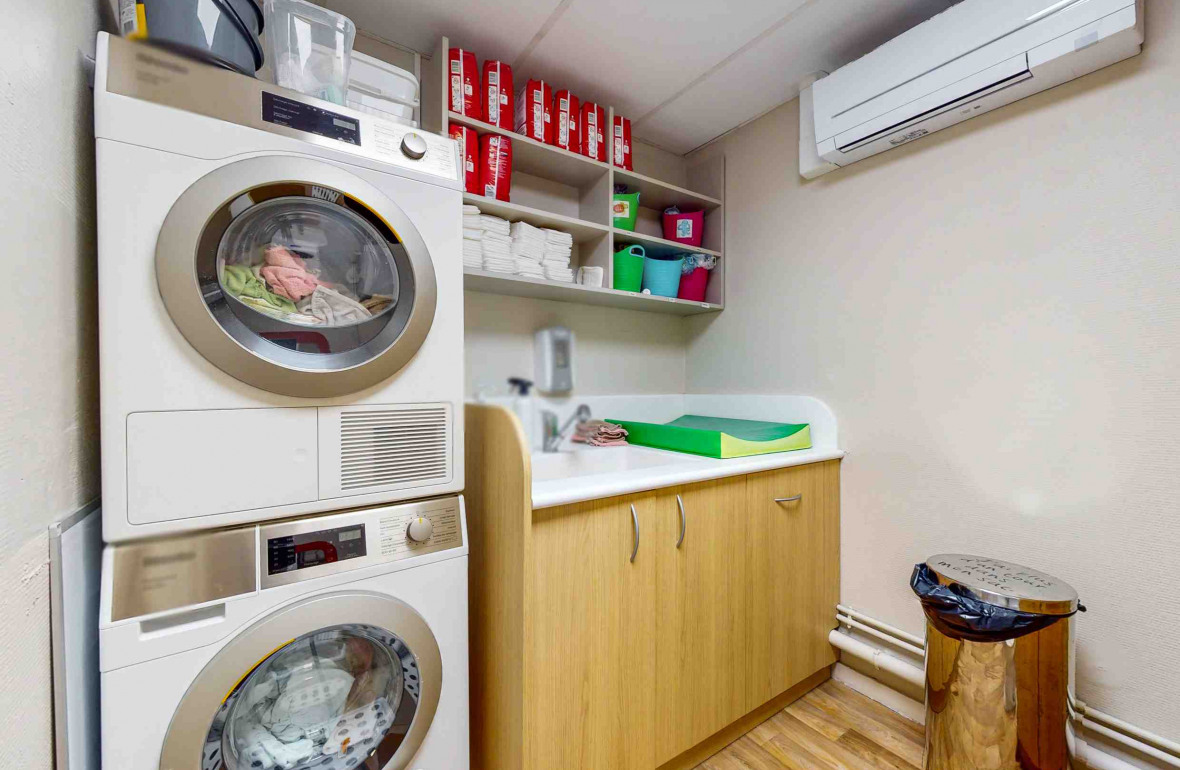 100- Babilou Lyon Blanc salle des produits ménager et des machines à laver 