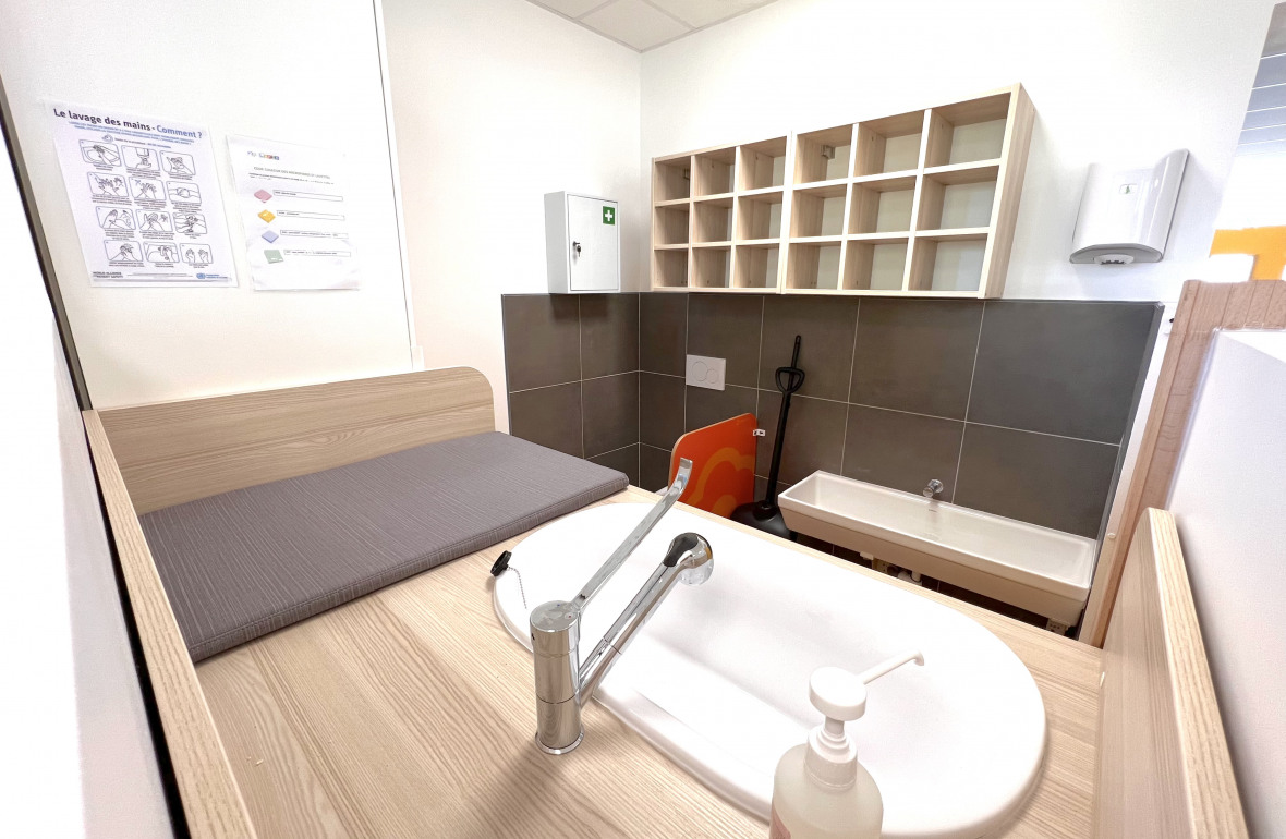 image de la salle de change de la crèche partenaire Nursea