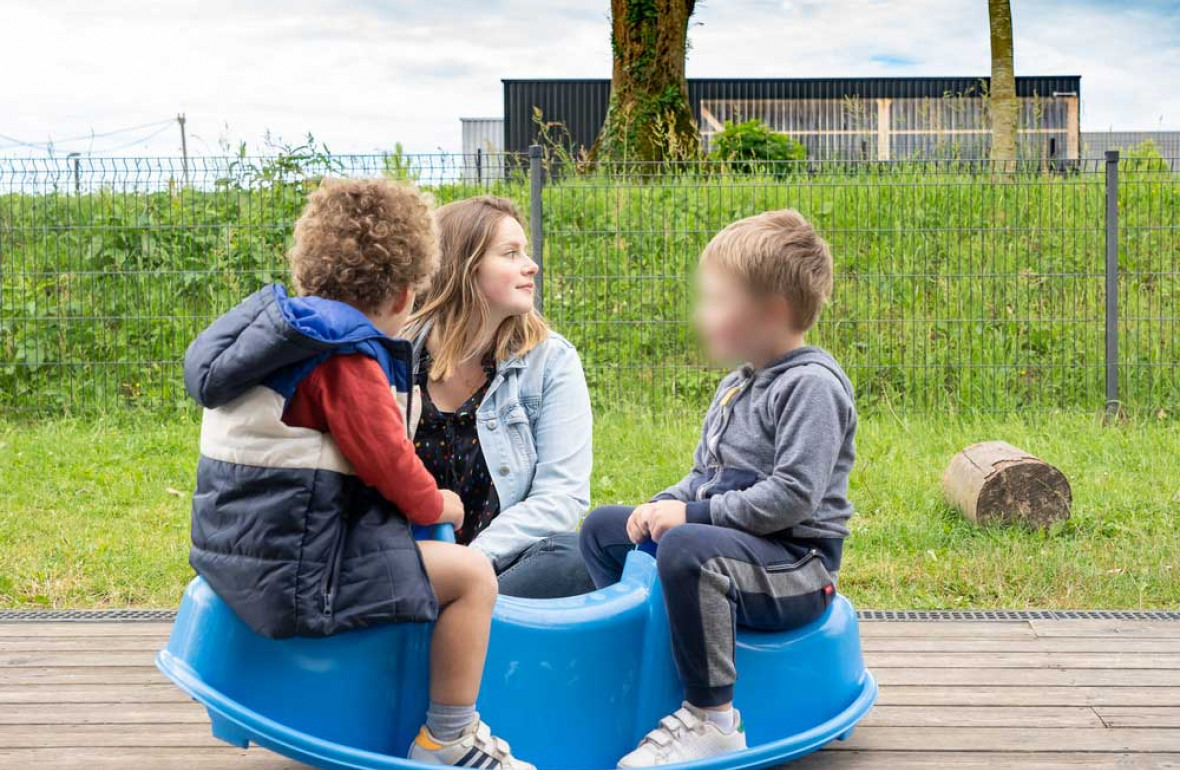 Enfants jouant à l'extérieur de la creche Babilou Chateaubourg Cugnot accompgné d'une professionnelle