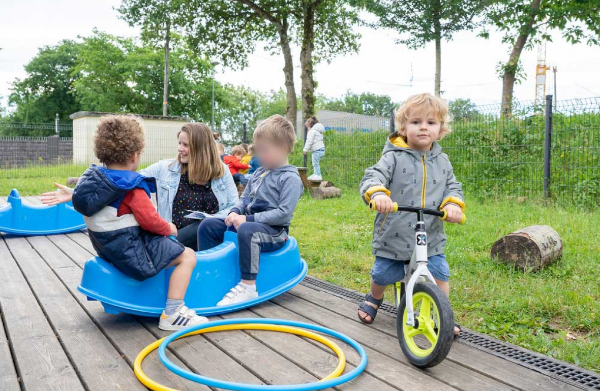 Enfants jouant dans l'espace extérieur de la crèche Babilou de Chateaubourg Cugnot