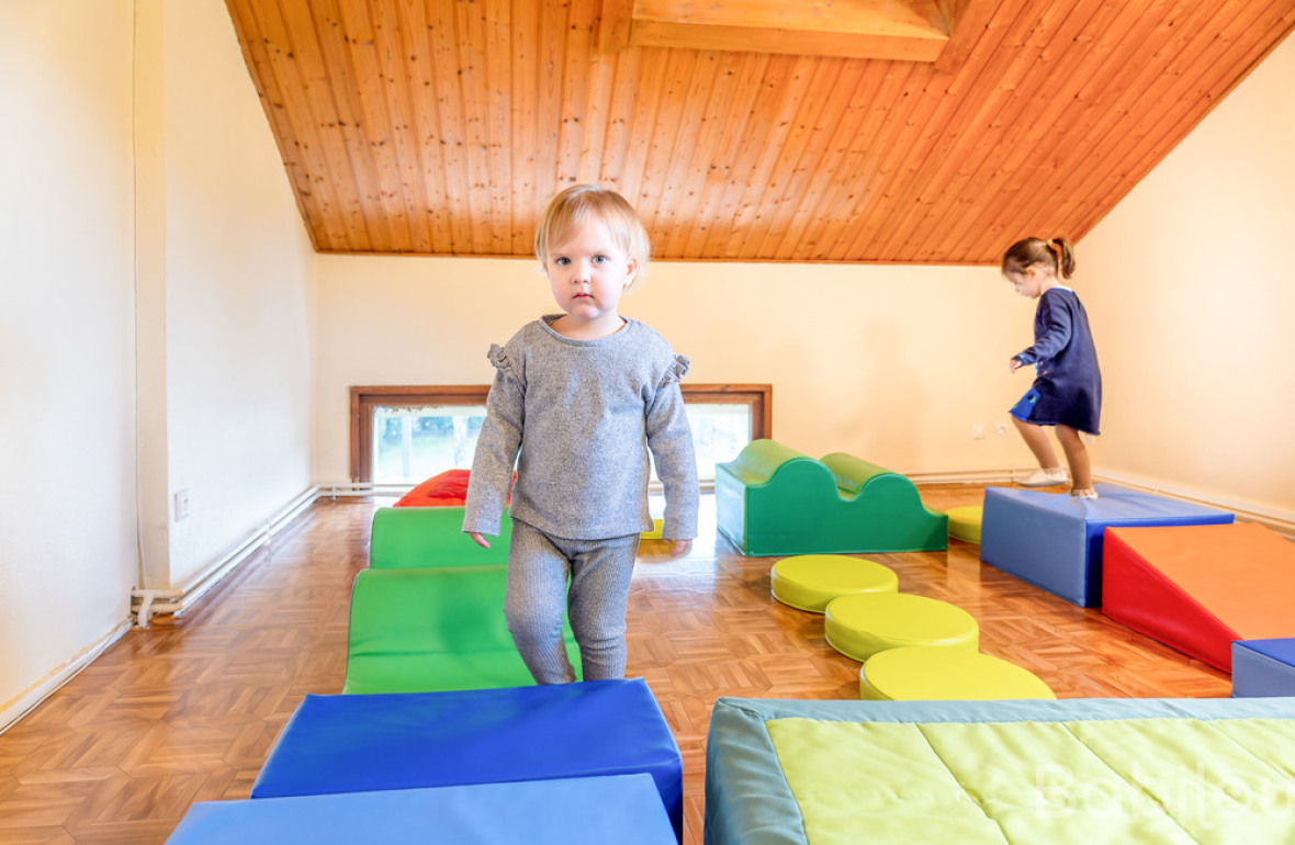 Deux enfants en crèche babilou faisant une activité motrice 