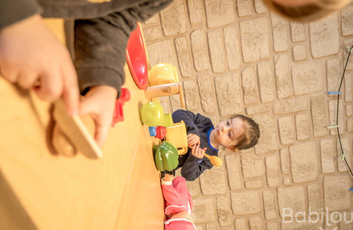 Deux enfants qui jouent en crèche 