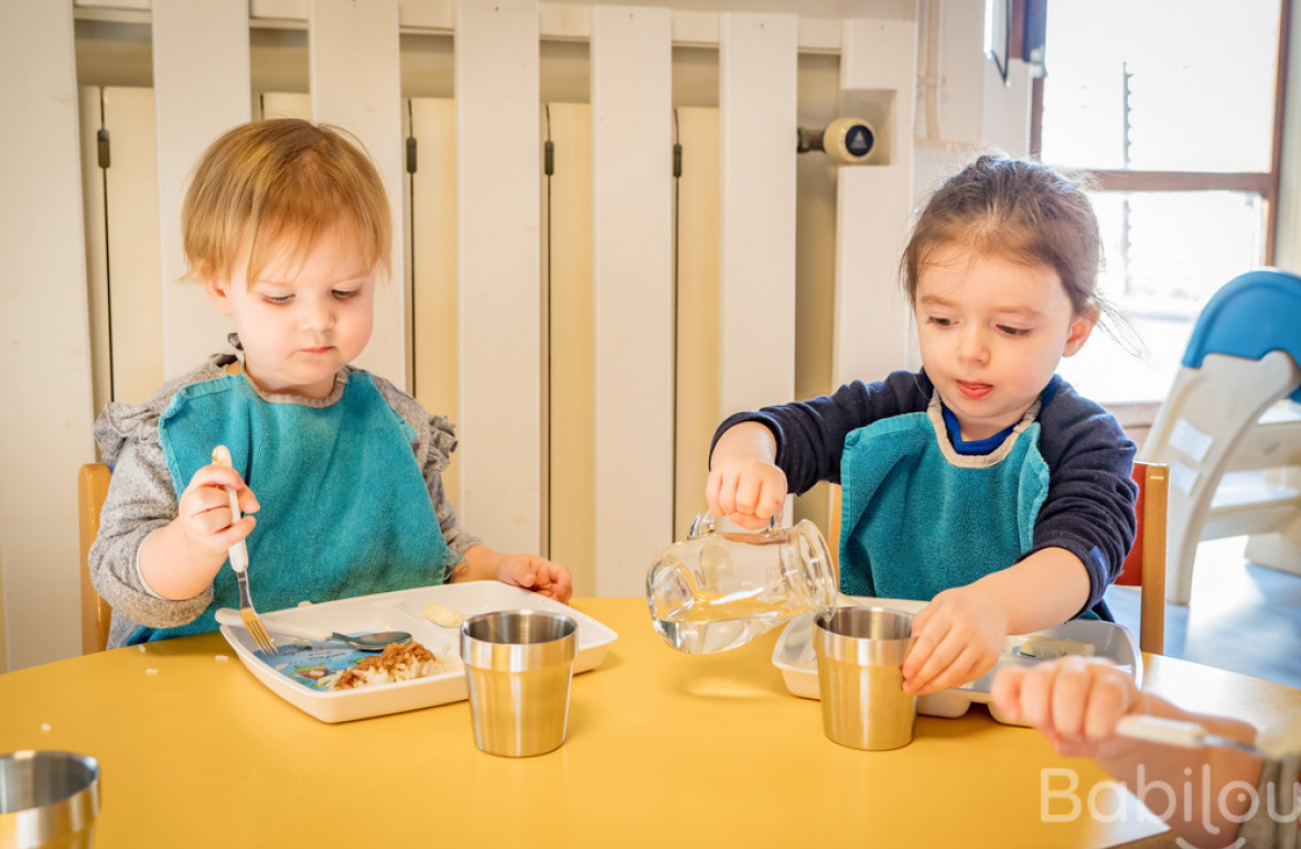 Deux enfants en crèche qui mange 