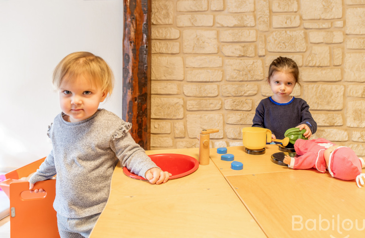 Deux enfants qui jouent en crèche 