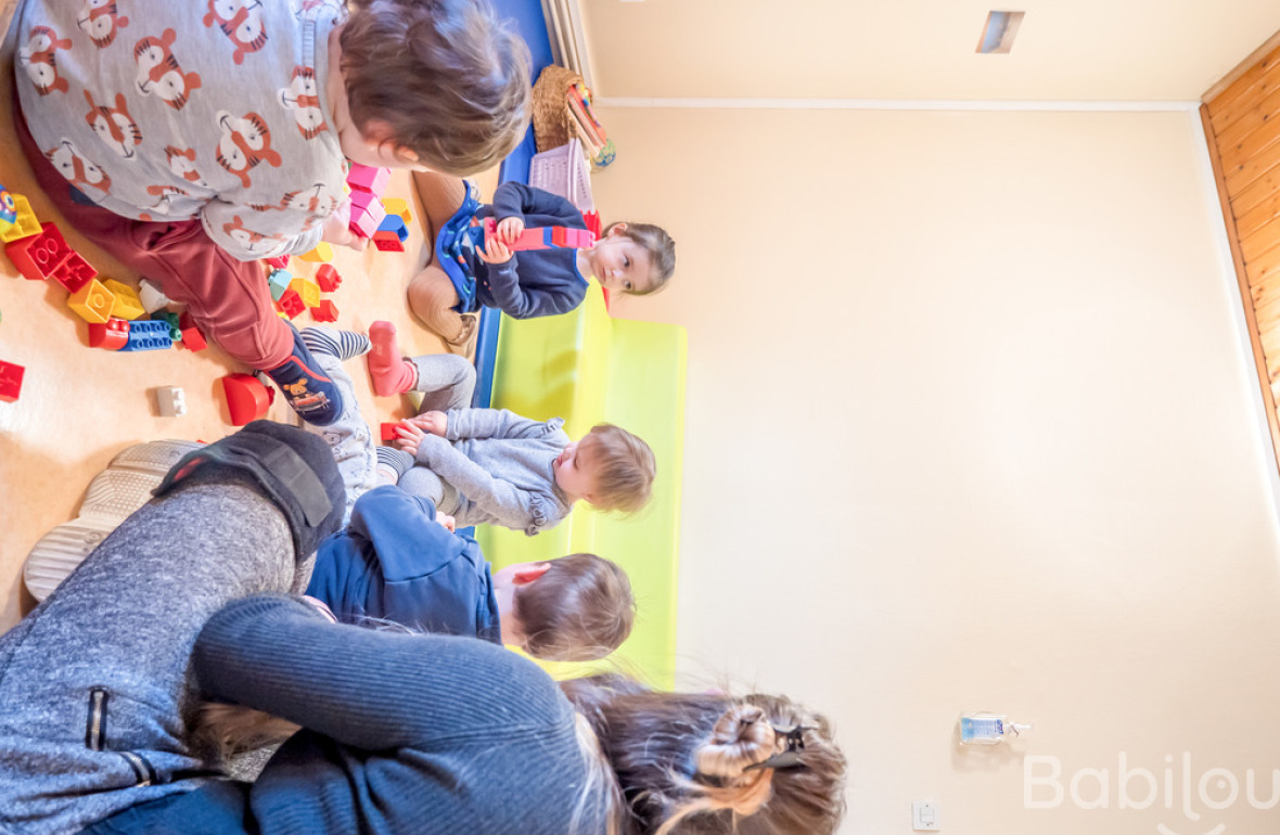 Un groupe d'enfant avec une professionnelle 