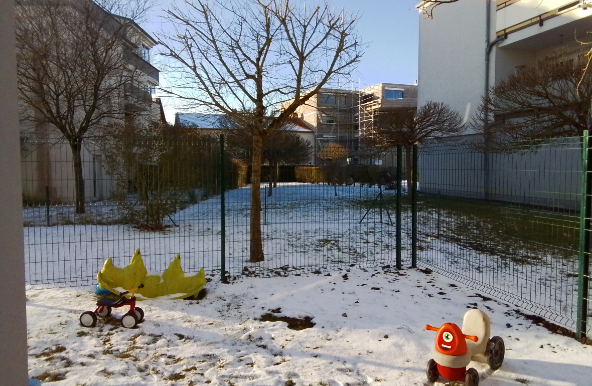 photo représentant le jardin de la crèche partenaire Les girafons