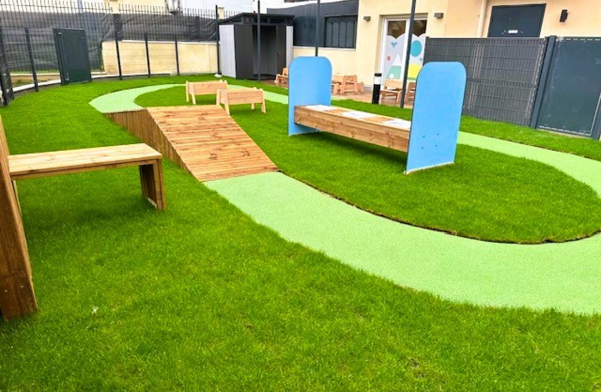 Pelouse et parcours de motricité dans le jardin de la crèche Babilou de Choisy-le-Roi Blanqui