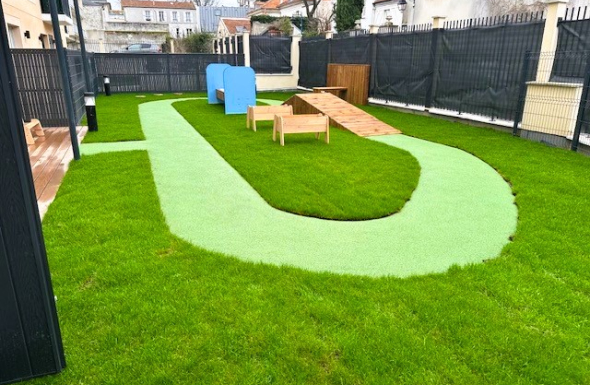 Vue d'ensemble du parcours de motricité dans le jardin de la crèche Babilou de Choisy-le-Roi Blanqui