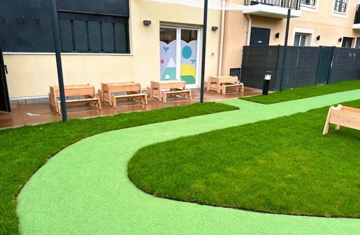 Vue du jardin et de la terrasse de la crèche Babilou de Choisy-le-Roi Blanqui