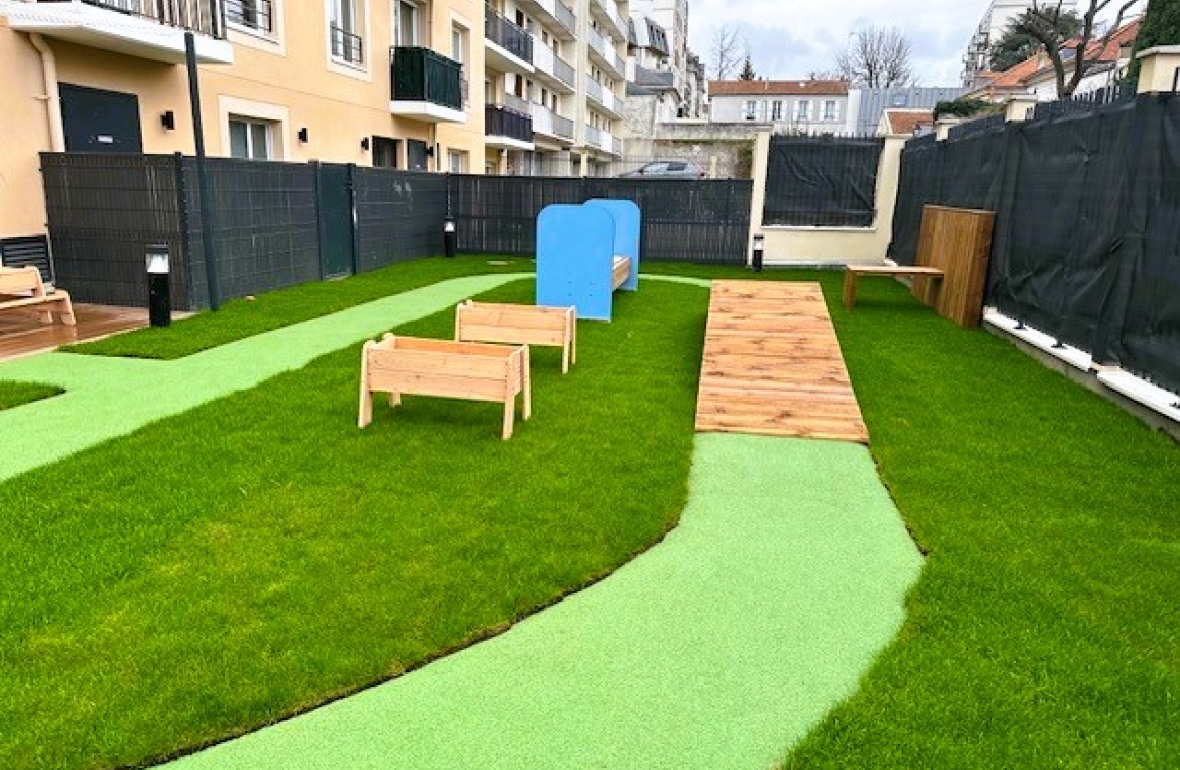 Piste du parcours de motricité et structures en bois au sein de la crèche Babilou de Choisy-le-Roi Blanqui