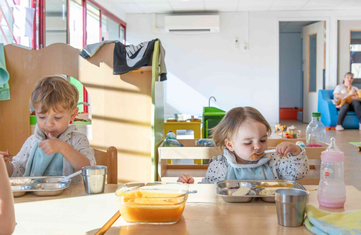 Deux enfants en crèche Babilou qui mange 