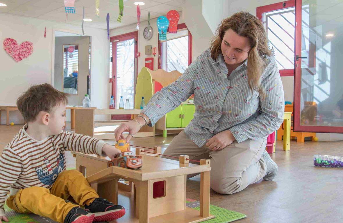 Une pro et un enfant en crèche en interaction 