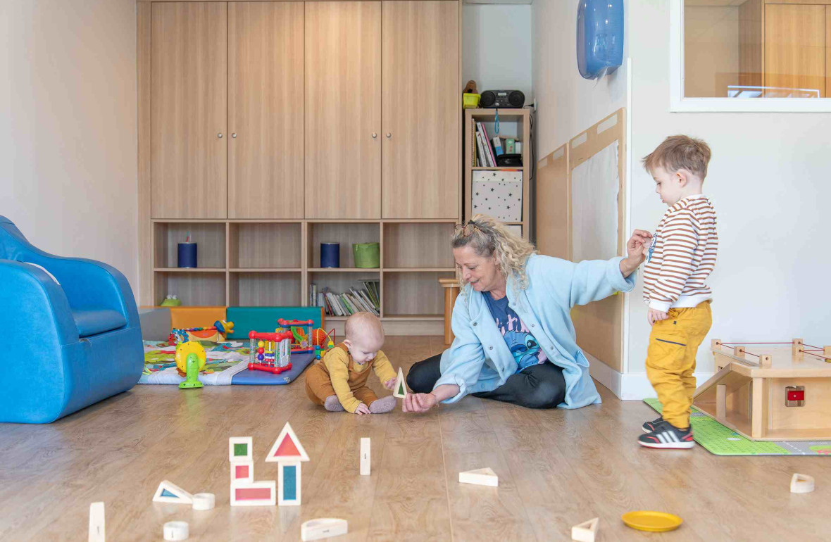 Une pro et deux enfants jouant ensemble 