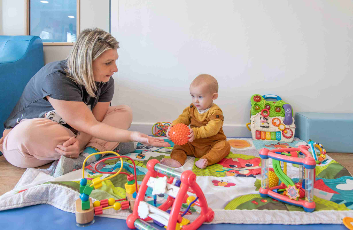 Une pro un bébé qui joue ensemble 