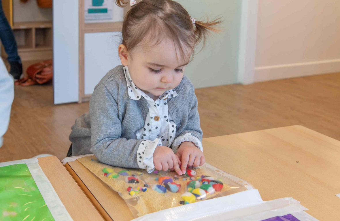Une petite fille en crèche qui joue 