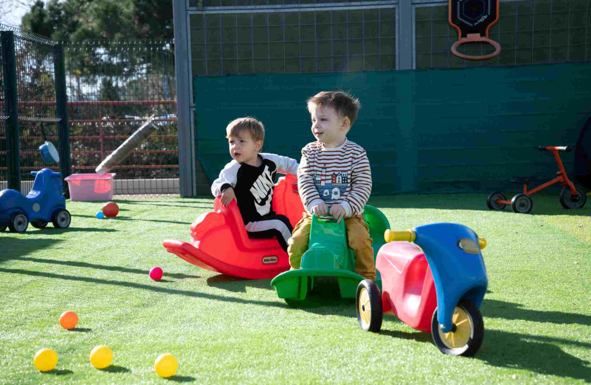 Deux enfants qui jouent dans le jardin de la crèche 