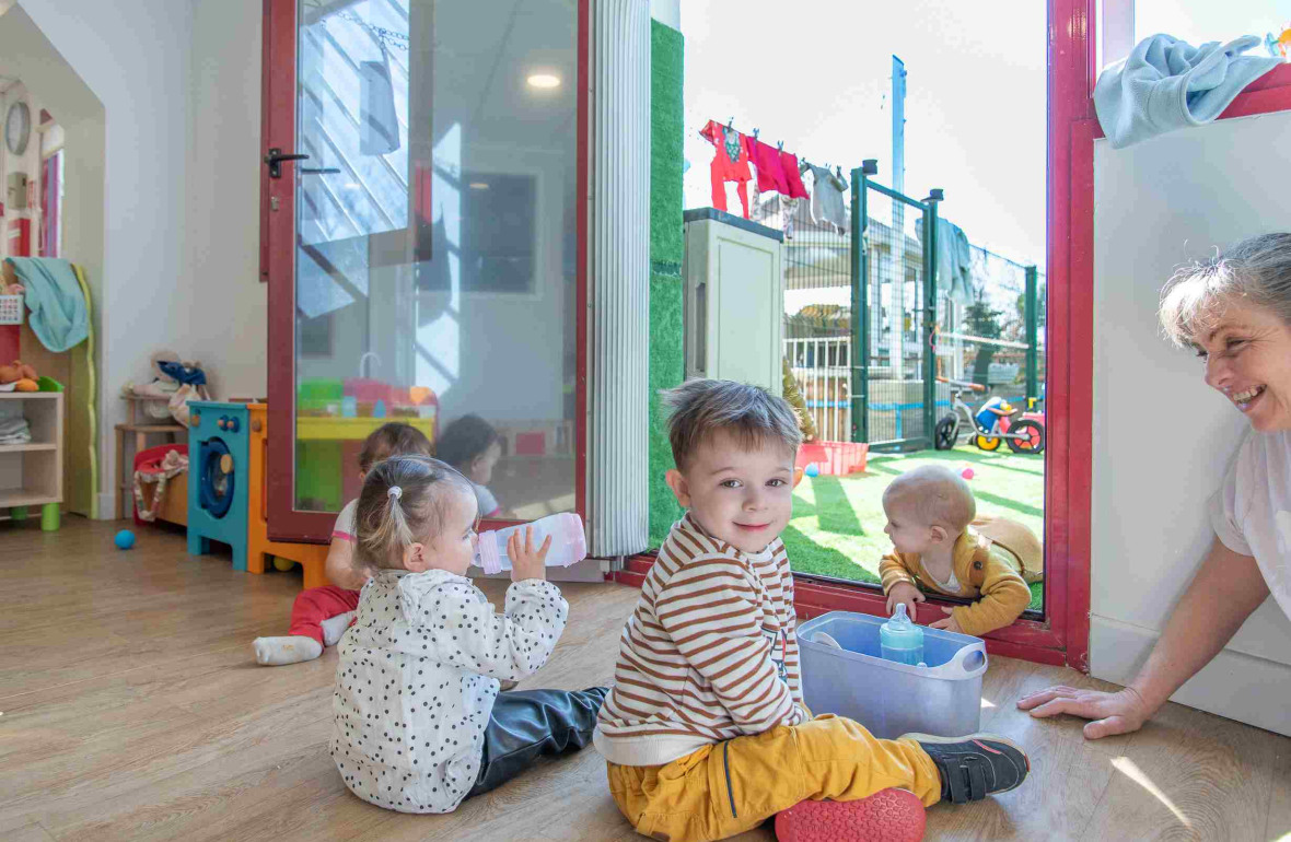 Un groupe d'enfant avec une professionnelle 