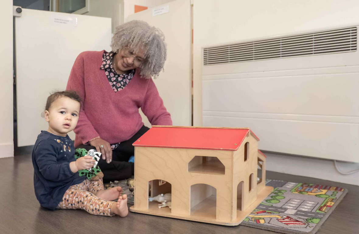 Une pro en crèche qui joue avec un enfant