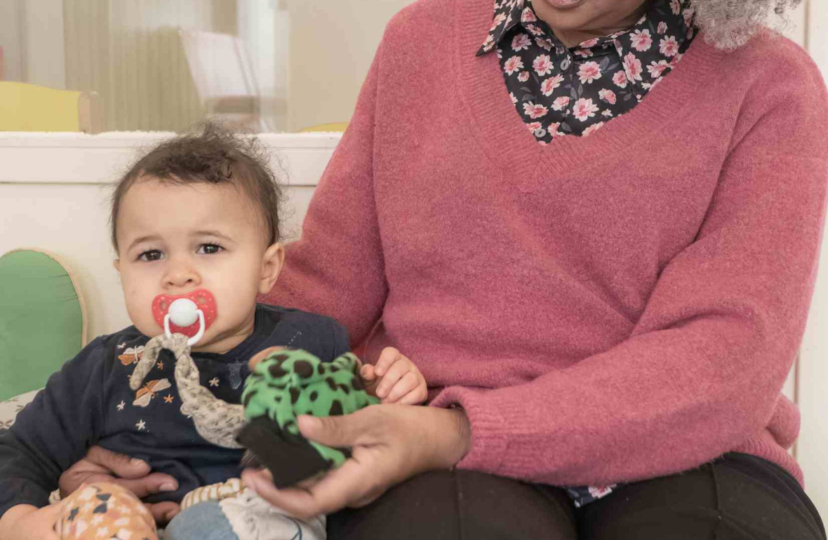 Une pro en crèche en interaction avec un enfant