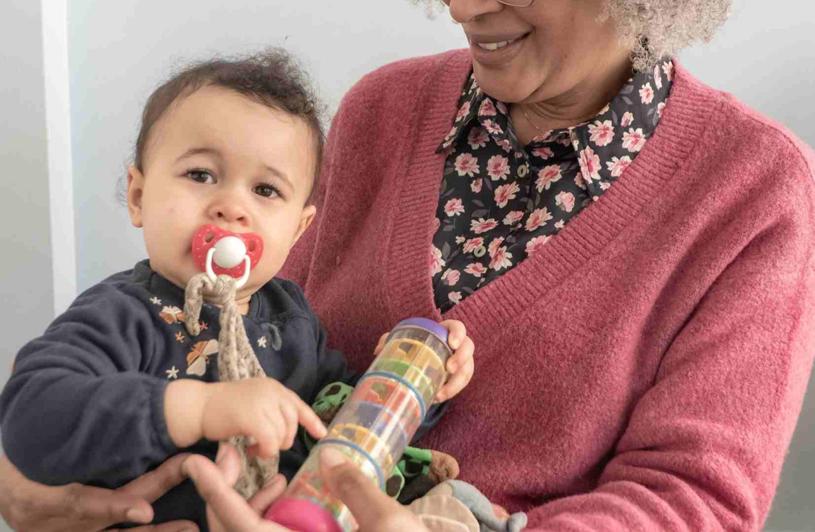 Une pro en crèche en interaction avec un enfant