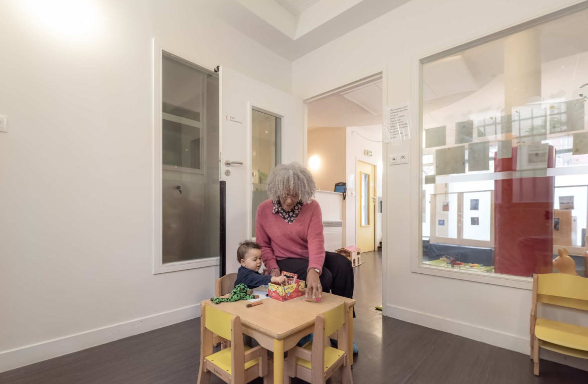 Une pro en crèche en interaction avec un enfant