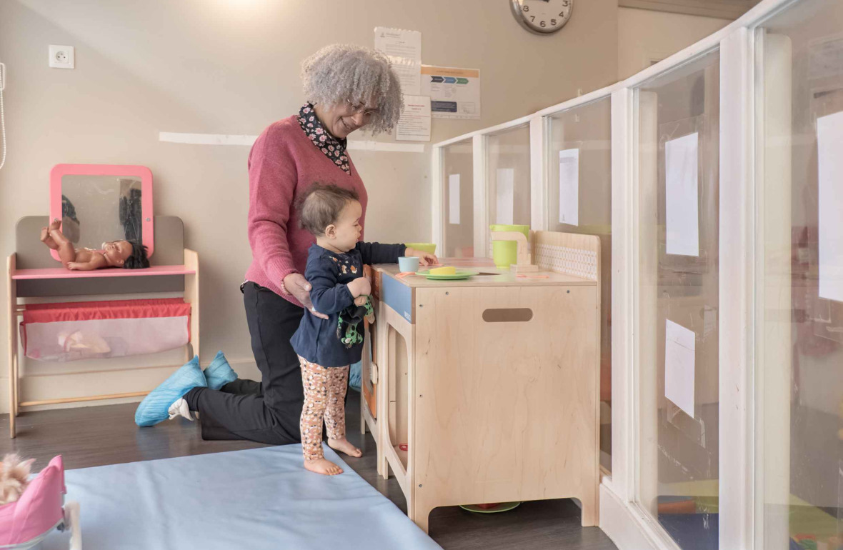 Une pro en crèche en interaction avec un enfant