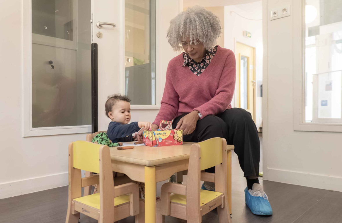 Une pro en crèche en interaction avec un enfant