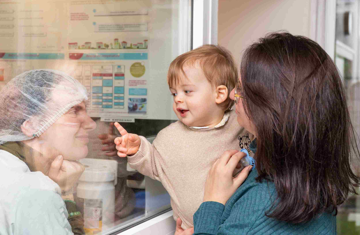 Deux pro en crèche avec un enfant